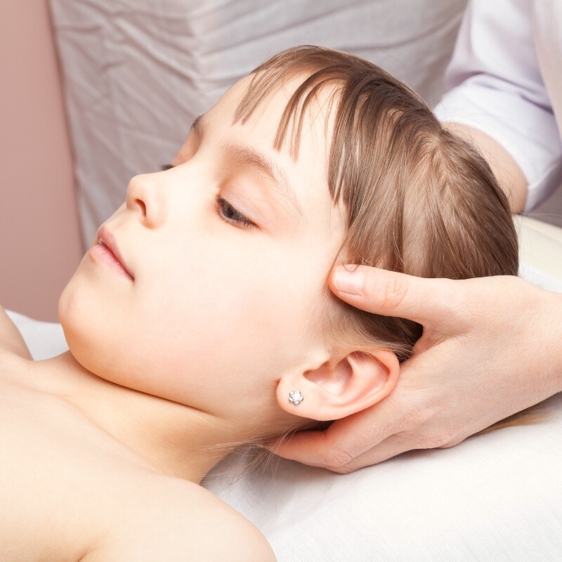 Pige på briks. Børnebehandling